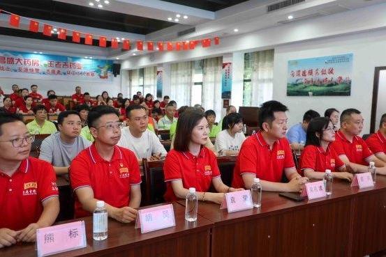  王老吉药业携手昌盛大药房开展 “关爱烈日下最可爱的人”主题活动