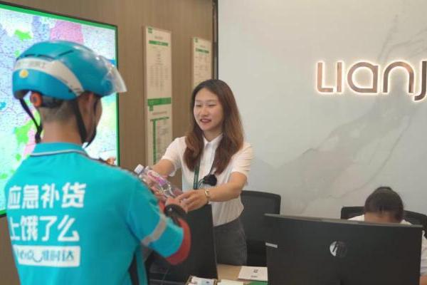 杭州200多家链家门店化身“小哥驿站”，为骑手筑起暖心港湾