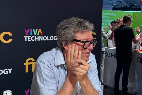 未来智能携双旗舰新品亮相巴黎VivaTech，AI耳机重塑全球办公体验