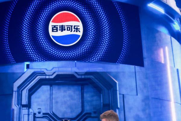 百事可乐发布品牌首个人形机器人“百事蓝宝” 与大卫·贝克汉姆共同点燃未来渴望