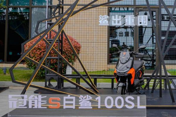 雅迪冠能S革新登场：全场景长续航+三年电池质保，定义两轮出行边界