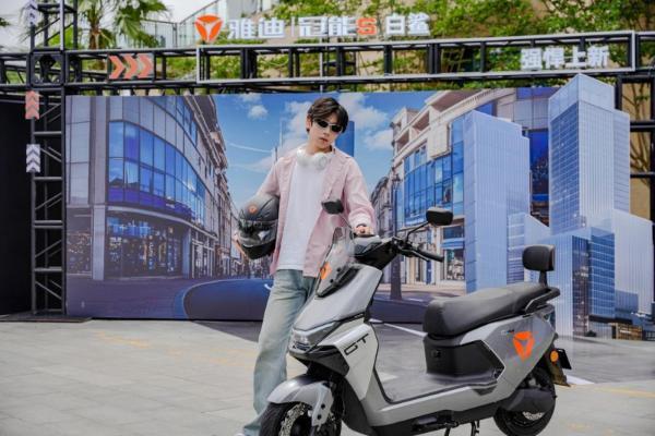 雅迪冠能S革新登场：全场景长续航+三年电池质保，定义两轮出行边界