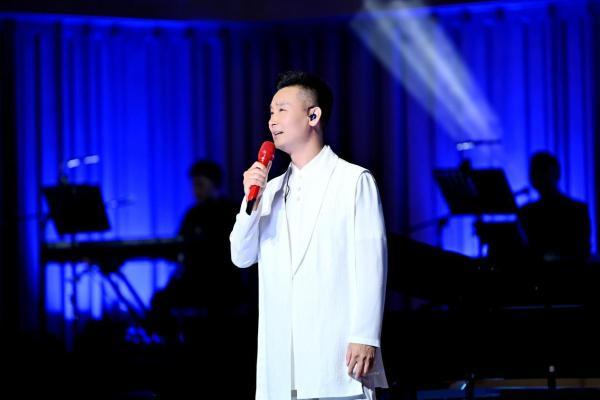 刘和刚“爸气全开33”成都开唱：33曲唱尽父爱长歌，父女同台点亮感恩星河
