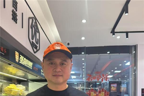 张亮麻辣烫加盟业主于海波：5年开8店，煮沸四川不靠大厨靠体系