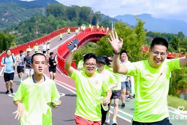 520健康跑20城百园同频开跑，现场宣布向全国招募52朵“金花”