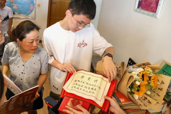 馥郁未来，梦想抵达！湖南首封高考录取通知书送达！ 