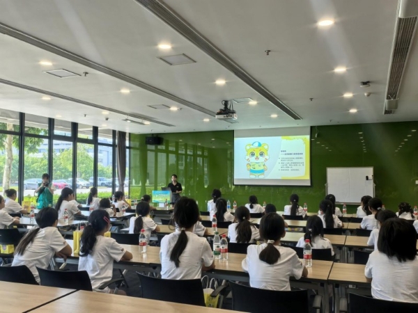  卫生巾工厂变身青春课堂：自由点“探厂+青春课堂”创新公益研学模式