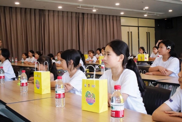  卫生巾工厂变身青春课堂：自由点“探厂+青春课堂”创新公益研学模式