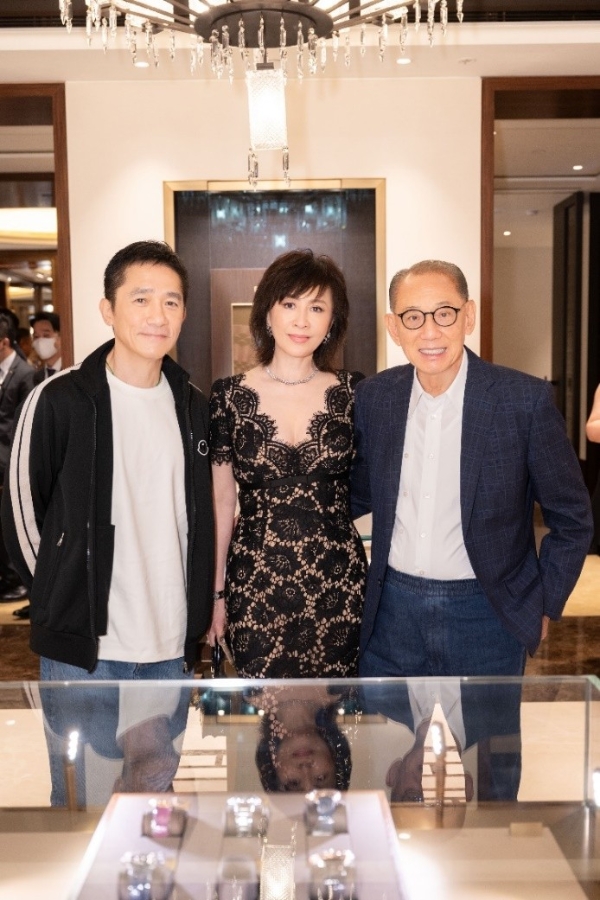 英皇钟表珠宝联袂百达翡丽揭幕全港最大旗舰店，杨受成偕梁朝伟、刘嘉玲、方中信齐聚撑场 