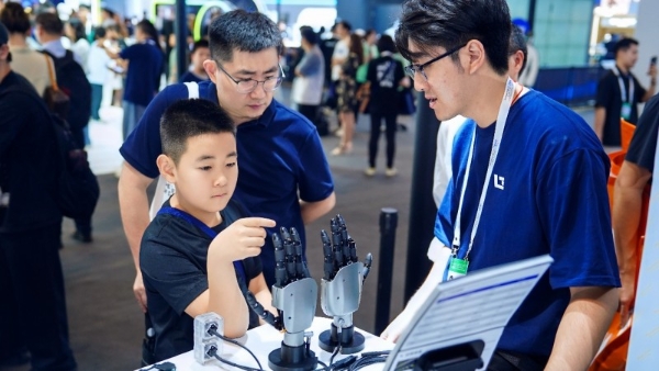 赛博格重载机器人 R01 亮相 WAIC 2025，共探高危行业 “中国方案” 