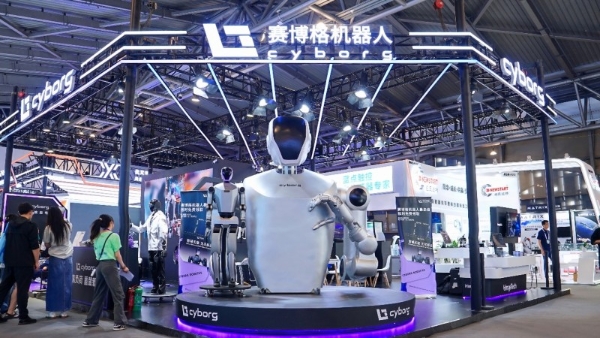 赛博格重载机器人 R01 亮相 WAIC 2025，共探高危行业 “中国方案” 