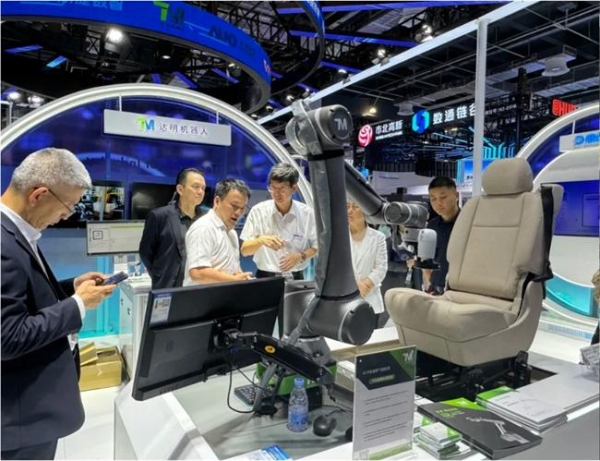 达明机器人联合海峡经济科技合作中心亮相2025 WAIC 世界人工智能大会 