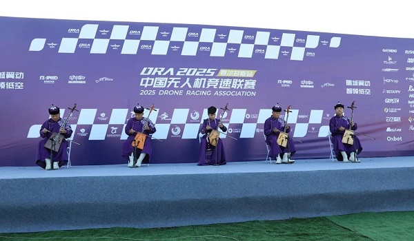 西北首秀点燃科技体育新热情，2025年中国无人机竞速联赛第六站在鄂尔多斯盛大开幕 