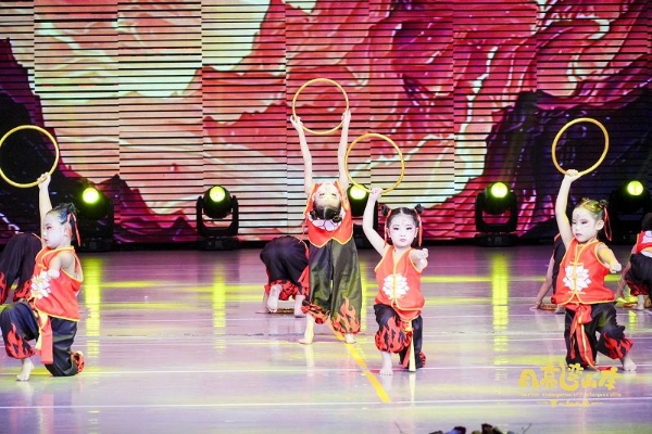 月亮湾山庄第一幼儿园2025“致未来”主题文艺汇演暨第五届毕业典礼 