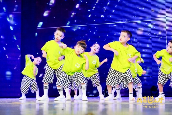 月亮湾山庄第一幼儿园2025“致未来”主题文艺汇演暨第五届毕业典礼 