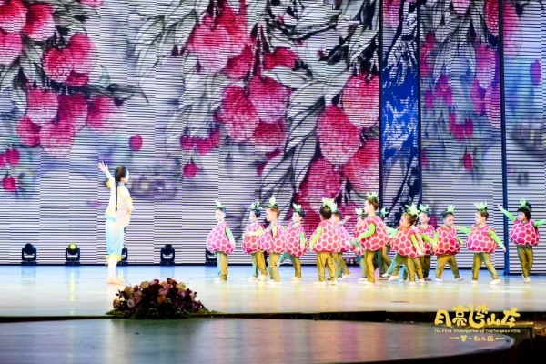 月亮湾山庄第一幼儿园2025“致未来”主题文艺汇演暨第五届毕业典礼 