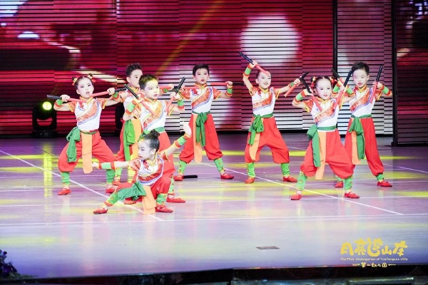 月亮湾山庄第一幼儿园2025“致未来”主题文艺汇演暨第五届毕业典礼 