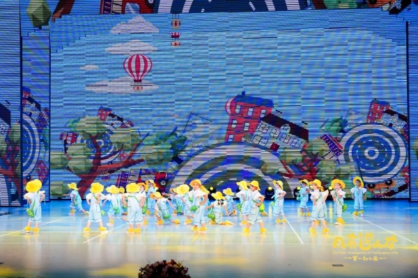 月亮湾山庄第一幼儿园2025“致未来”主题文艺汇演暨第五届毕业典礼 