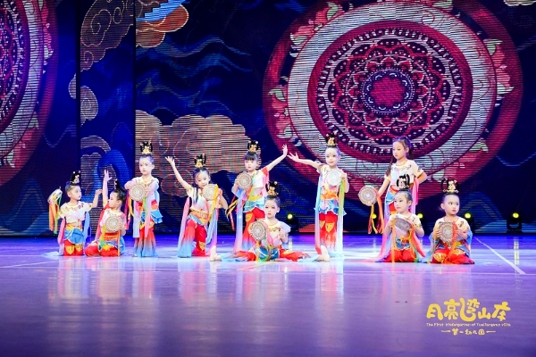 月亮湾山庄第一幼儿园2025“致未来”主题文艺汇演暨第五届毕业典礼 