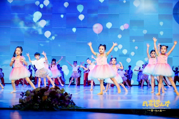 月亮湾山庄第一幼儿园2025“致未来”主题文艺汇演暨第五届毕业典礼 