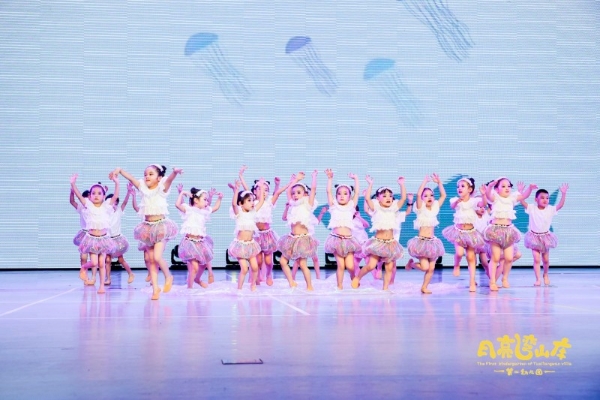 月亮湾山庄第一幼儿园2025“致未来”主题文艺汇演暨第五届毕业典礼 