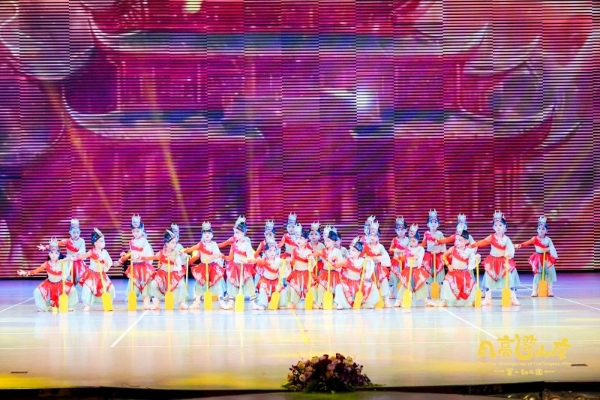 月亮湾山庄第一幼儿园2025“致未来”主题文艺汇演暨第五届毕业典礼 