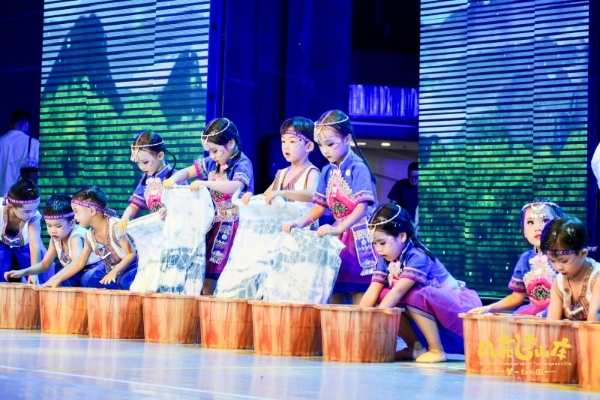 月亮湾山庄第一幼儿园2025“致未来”主题文艺汇演暨第五届毕业典礼 
