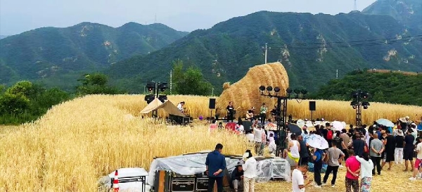 闪店X音乐会"ROBAE领地之旅携手众多艺人打造梯田自然艺术回响 