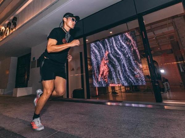 传奇血统，银红新章！ADIZERO EVO SL沿袭ADIOS PRO EVO 2竞速基因耀目登场！ 