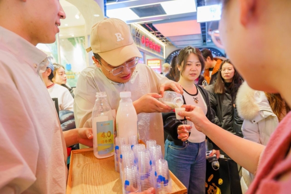 从区域深耕到全国绽放：兰熊鲜奶品牌2025加速跑 多城首店登顶引爆消费热潮 