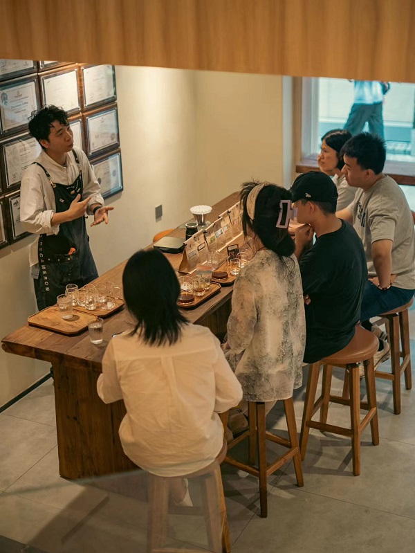 一周10万杯，一条视频让门店爆单1000杯，咖啡还能这么卖？ 