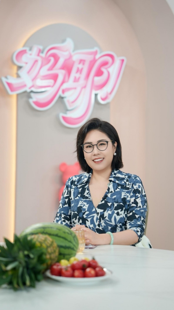 “辩论辣妈”大王做客春妮《妈耶》直播，激辩育儿黄金期！ 
