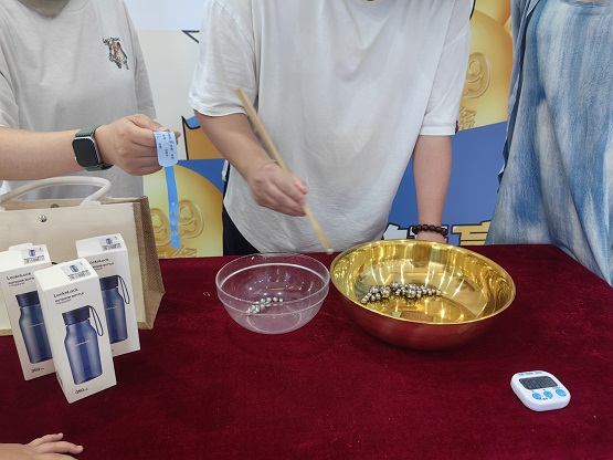 杭州华厦近视摘镜，趣味夹珠赢“黄金视界” 