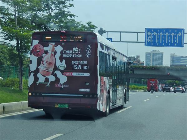 广州公交车“热到受不了”霸榜热搜？浅香这波本土创意真的绝 