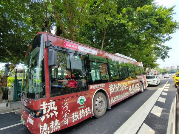 广州公交车“热到受不了”霸榜热搜？浅香这波本土创意真的绝 