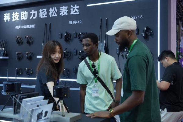 HOLLYLAND猛犸闪耀BIRTV：重磅新品全球首秀 