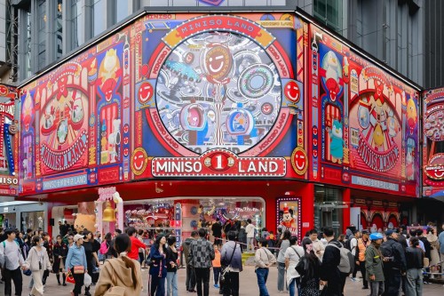名创优品"大店战略"成效显著，MINISO LAND全球壹号店销售破亿