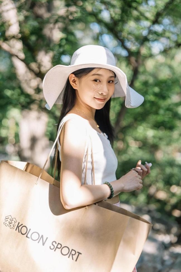 定格蝉鸣与光影 佳能EOS R100青春专微夏日人像拍摄指南