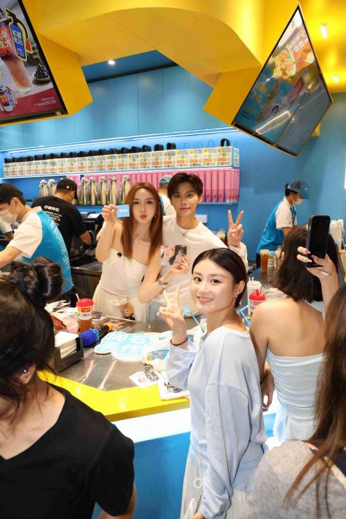 柠檬向右新品牌“向右手作”南京首店开业，引领健康茶饮消费热潮 
