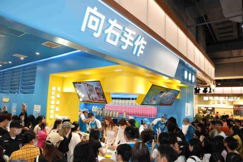 柠檬向右新品牌“向右手作”南京首店开业，引领健康茶饮消费热潮 