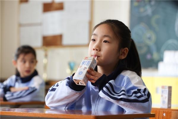 毅行廿五载 强国少年志 ——蒙牛集团携手推动国家“学生饮用奶计划”向新而行