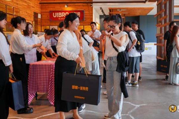 优布劳13年成功商业模型发布会总结：现场签约近40家，今年累计500+