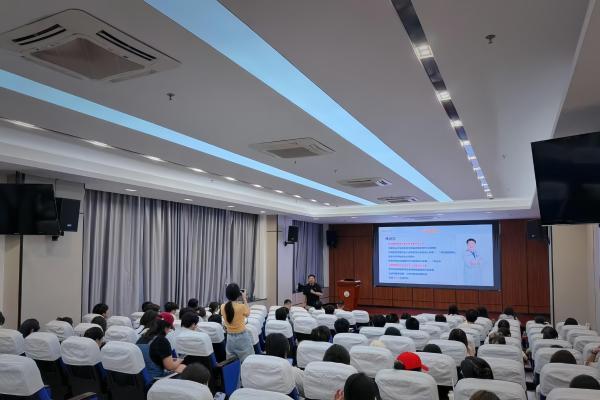新瑞鹏集团大咖走进高校一线，引领兽医学子职业启航 