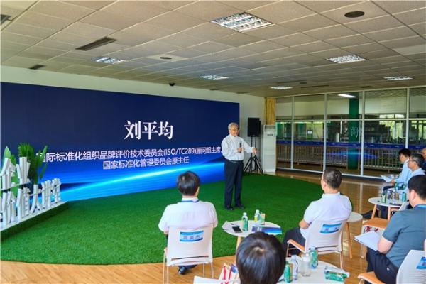 走进乌兰布和 见证世界品质——20余家知名企业单位探访蒙牛沙漠有机奶源地 