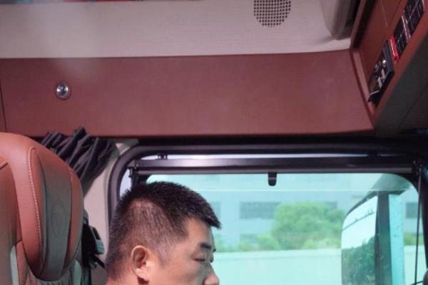 30年货运陈师傅：欧曼银河9就是我的移动堡垒 跑运输更有尊严 