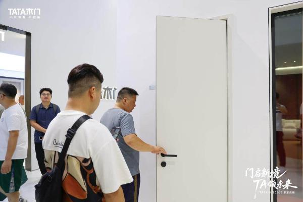 广州建博会首日 TATA木门“门启新境”演绎家居革新进化论 