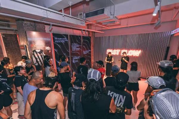 传奇血统，银红新章！ADIZERO EVO SL沿袭ADIOS PRO EVO 2竞速基因耀目登场！ 