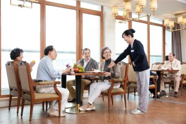65至74岁老人养老就选椿萱茂，用爱点亮晚年时光 
