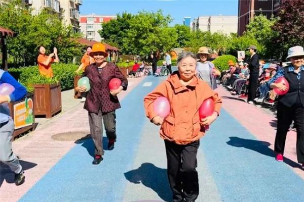 65至74岁老人养老就选椿萱茂，用爱点亮晚年时光 