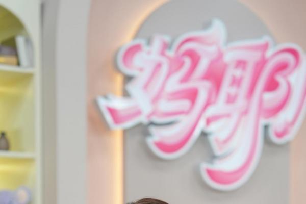 “辩论辣妈”大王做客春妮《妈耶》直播，激辩育儿黄金期！ 